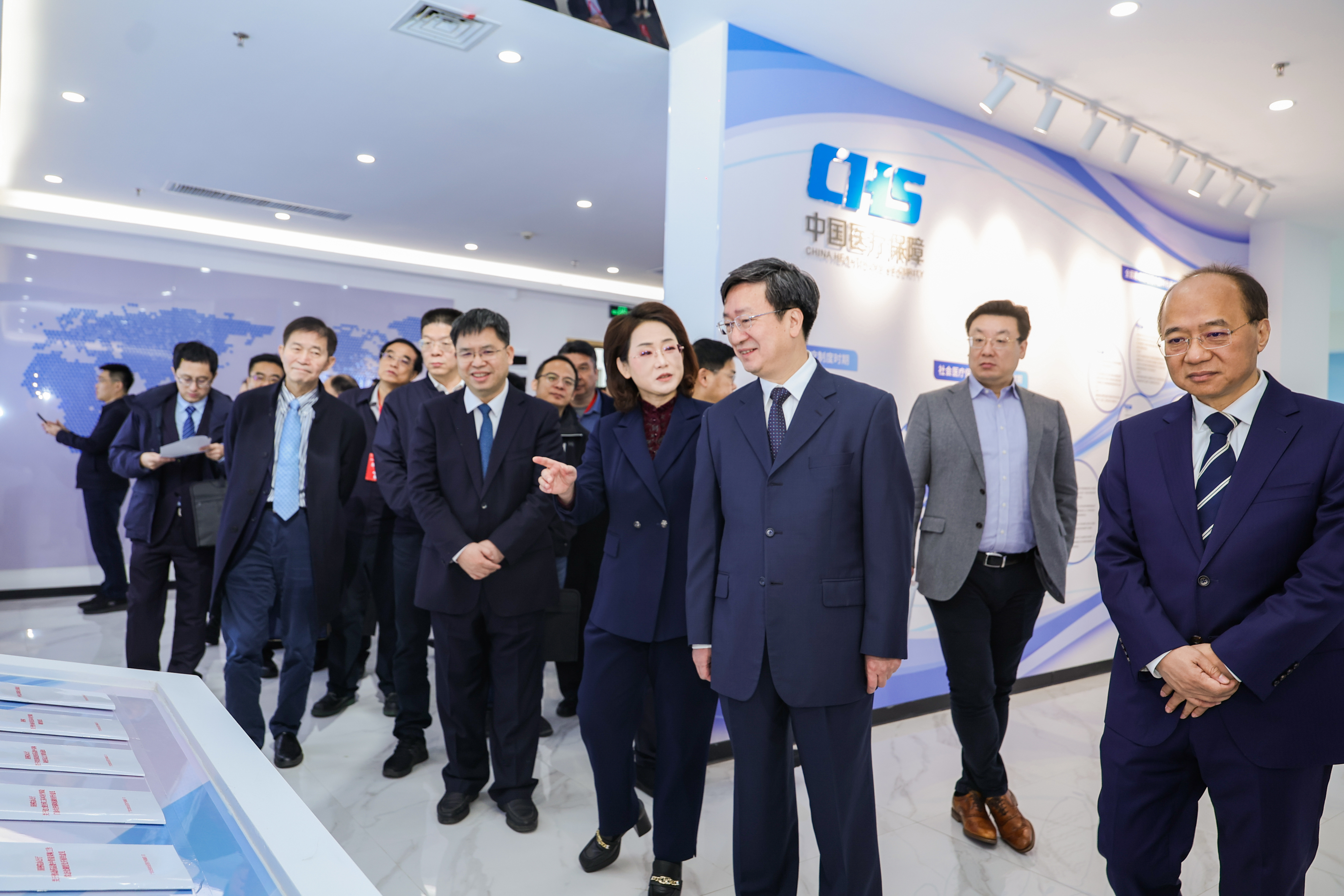 与会领导参观中国色漫网
健康展示馆.jpg